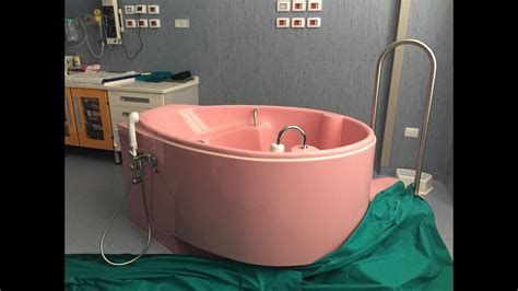 Sala parto con vasca per il parto in acqua