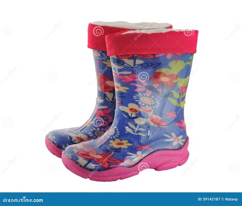Bambini con stivali di gomma colorati e impermeabili