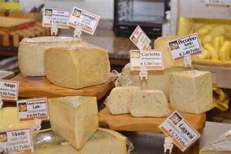 Donne incinta che scelgono formaggi al supermercato