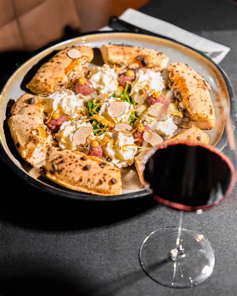 Una pizza gourmet con ingredienti ricercati