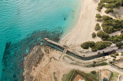 Vista aerea della spiaggia di Torre Castiglione con mare cristallino