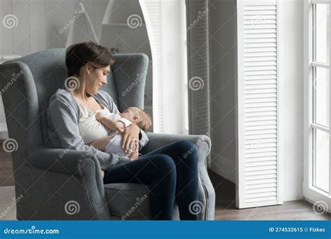 Ragazza che allatta un bambino adottivo