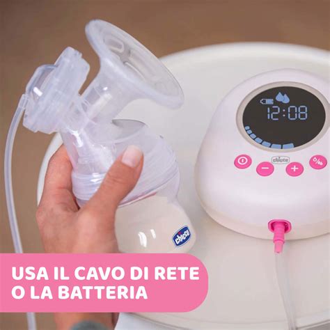 Donna che usa un tiralatte elettrico
