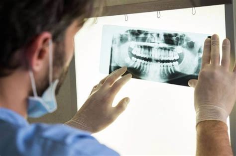 schema che illustra le precauzioni per le radiografie dentali in gravidanza, con grembiule di piombo