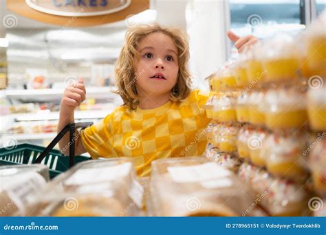 immagine di una futura mamma che sceglie formaggi al supermercato