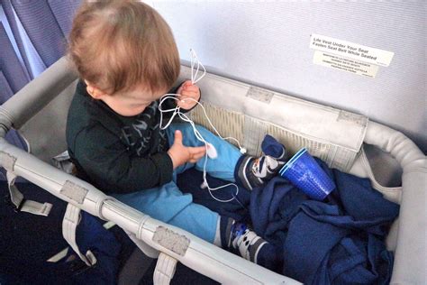 Neonati in aereo con culle