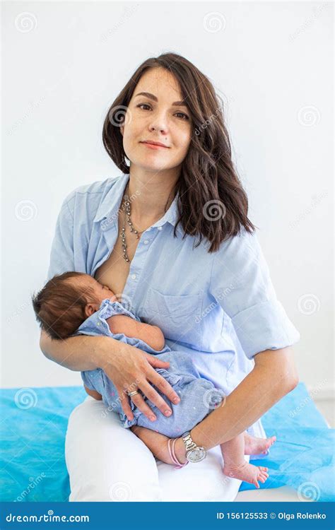 Donna che tiene in braccio un neonato