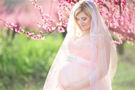 sposa incinta felice