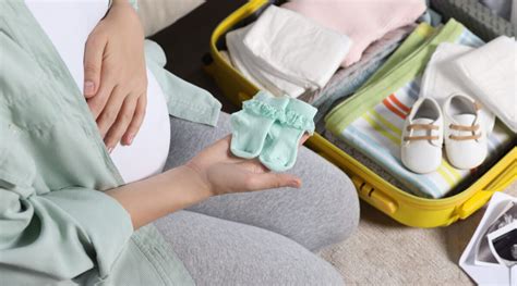 Futura mamma che prepara una valigia per l'ospedale