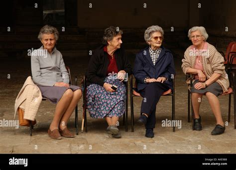 Un gruppo di donne anziane sedute insieme, che conversano.