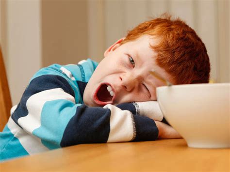Bambino che sembra stanco e poco energico