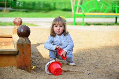 Una bambina che gioca serenamente