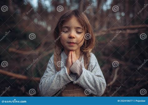 Una bambina con occhi grandi e curiosi