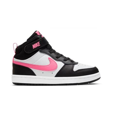 Bambina che indossa scarpe Nike alte