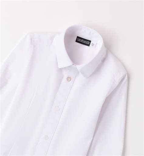 Bambino con camicia bianca da Battesimo