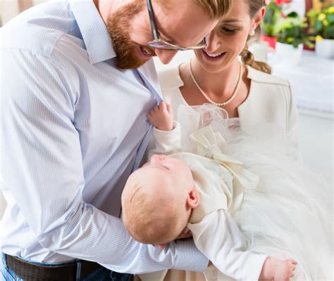 Padrino e madrina con bambino al Battesimo