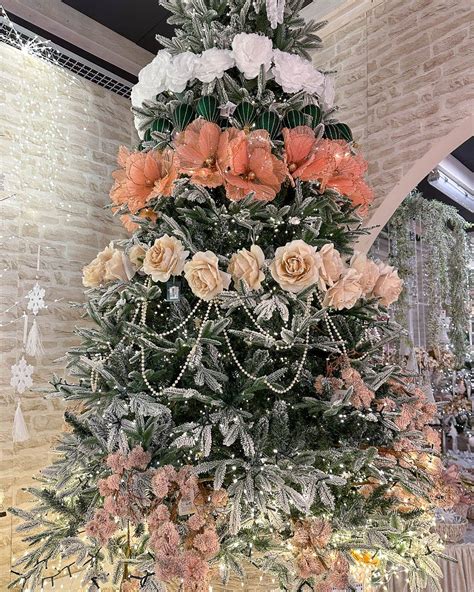 illustrazione di un albero di Natale addobbato con palline di vetro