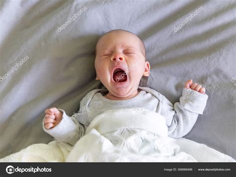 bambino assonnato che sbadiglia