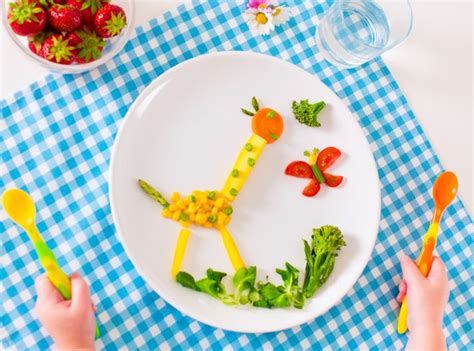 piatto colorato con frutta e verdura per bambini