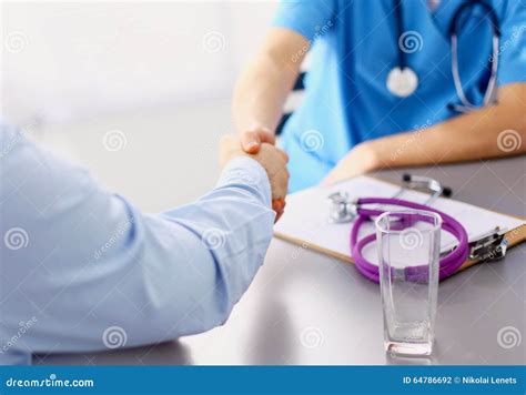 mani di un medico che cura un paziente