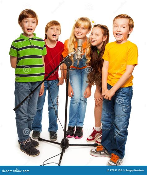 Bambini che cantano al karaoke