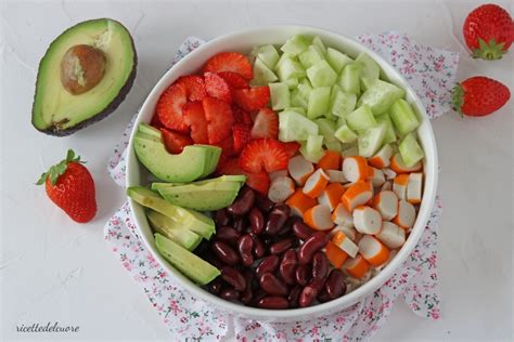 piatto colorato con frutta, verdura e pesce
