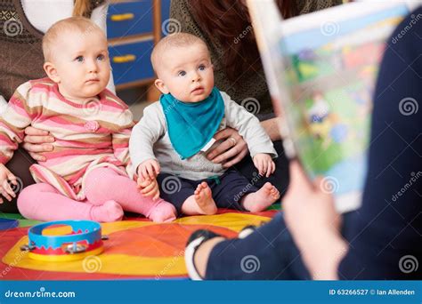 bambino che ascolta una storia