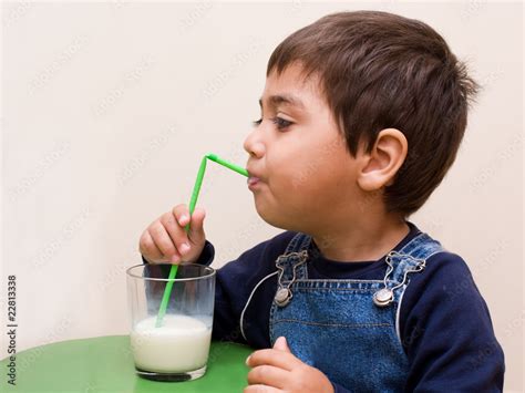 Bambino che beve latte caldo con miele