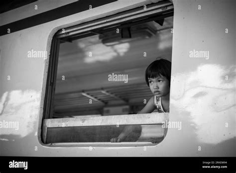 Bambini che guardano fuori dal finestrino di un treno