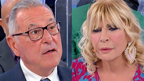Uomini e donne in una discussione tesa
