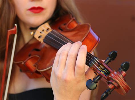 ragazza che suona il violino