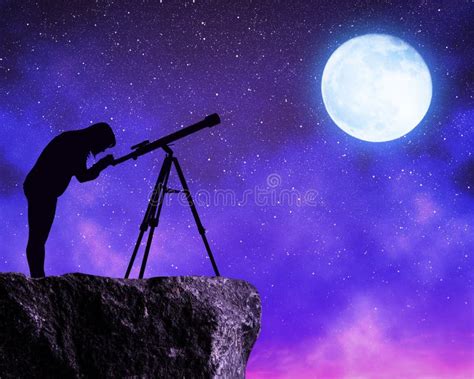 Telescopio puntato verso il cielo stellato