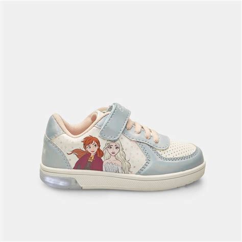 Bambina che indossa scarpe a tema Frozen