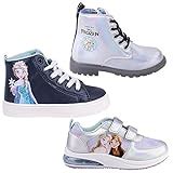 Bambina che gioca felice con scarpe a tema Frozen
