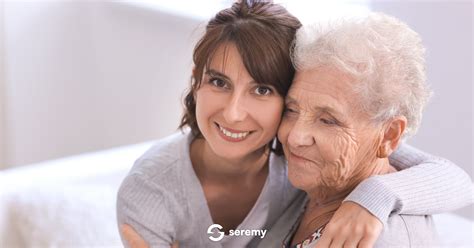 caregiver che assiste anziano
