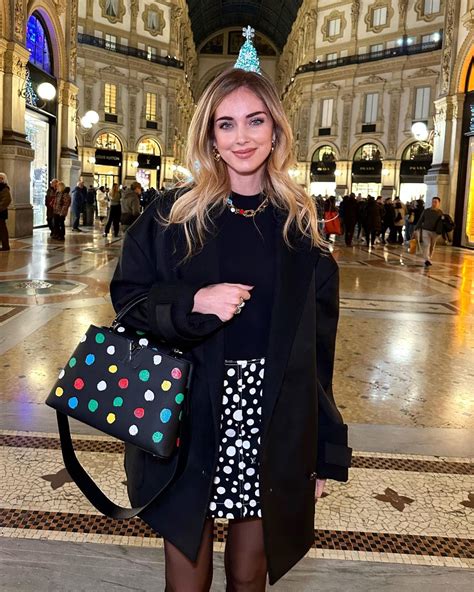 Bambina che indossa un outfit Chiara Ferragni con accessori