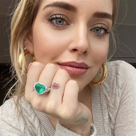 Primo piano di un anello Chiara Ferragni con il logo a forma di occhio