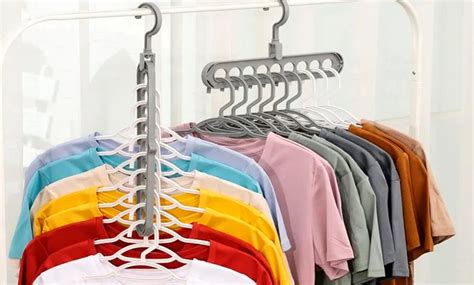 Diversi tipi di grucce di plastica colorate