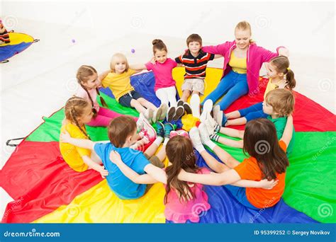 Bambini che giocano insieme in cerchio