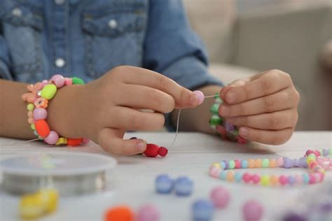 Bambino che infila anelli colorati per grandezza