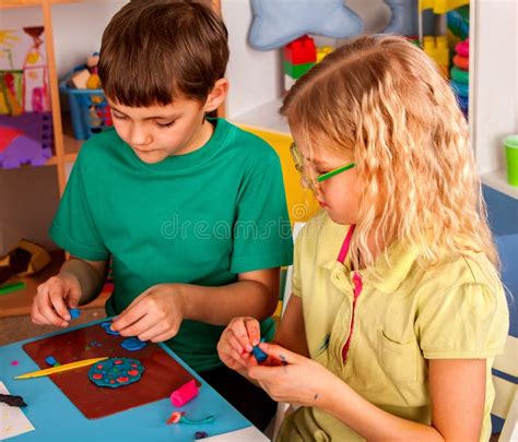 Bambini che modellano la plastilina