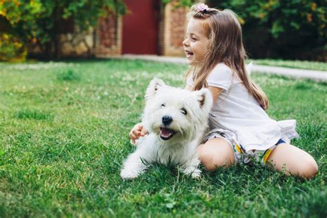 bambino che gioca con un cane