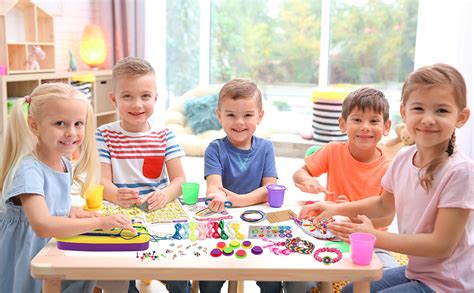 Bambina che crea con materiali colorati