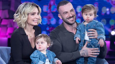 Veronica Peparini con le sue figlie Ginevra e Penelope che provano a ballare