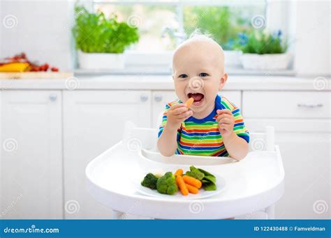 bambino che mangia finger food
