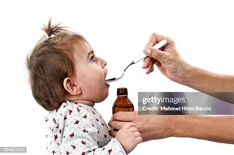 Bambino che prende uno sciroppo