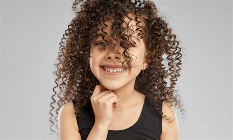 bambina con capelli ricci bagnati