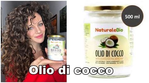 bambina applica olio sui capelli ricci