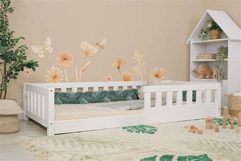 Cameretta Montessori con letto basso, scaffali aperti e giochi educativi
