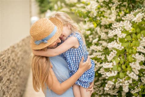 Madre e bambino che si abbracciano